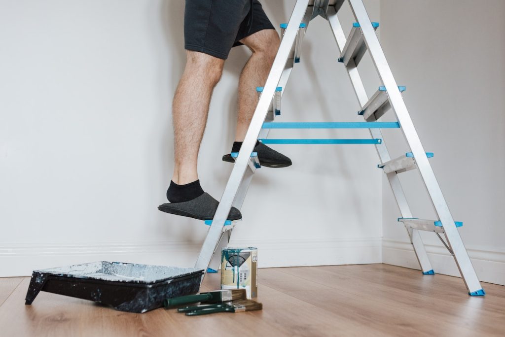 How to use step ladders safely - safe use of step ladders hse